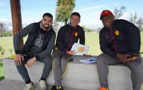 El arquero mexicano Edson Reséndez (i) fue ratificado por el DT Gabriel Pereyra (c).