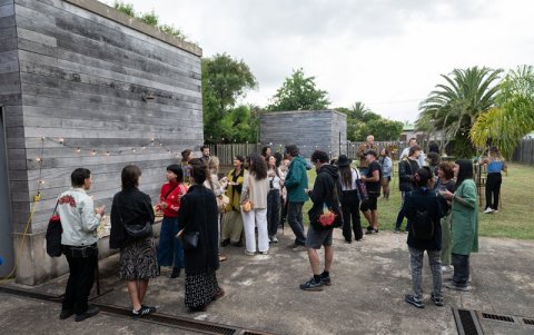 Artistas conversan mientras se reúnen durante la inauguración de CAMPO Artfest en Garzón, Maldonado, Uruguay, el 27 de diciembre de 2024.