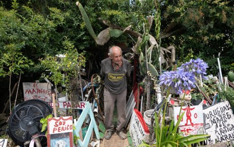 Artigas Rodríguez, residente del pueblo de Garzón, aparece en la foto durante los preparativos del CAMPO Artfest en Garzón, Maldonado, Uruguay, el 27 de diciembre de 2024.