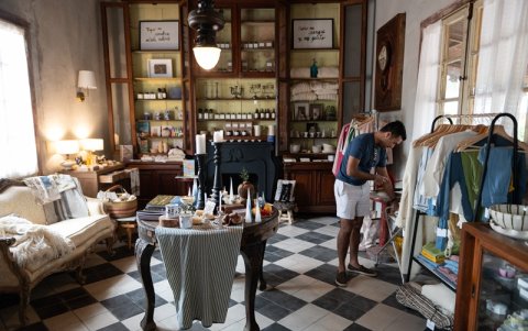 Un hombre observa objetos en la tienda 'La Casa de las Hermanas' durante los preparativos del CAMPO Artfest en Garzón, Maldonado, Uruguay, el 26 de diciembre de 2024.