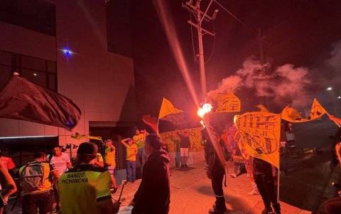 Antes, durante y después del arribo de los jugadores a Manta los hinchas hicieron sonar sus instrumentos y flamearon banderas.