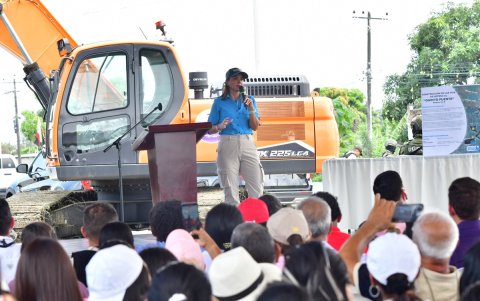 La prefecta del Guayas, Marcela Aguiñaga, participó del evento previo al inicio de los trabajos para el Quinto Puente, este martes 7 de enero.