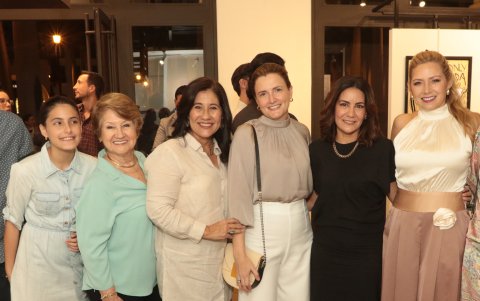 Elisa Rosillo Aspiazu, Esmeralda de Rosillo, Amelia de Santoro, Ana Francisca Aspiazu, Wendy Rosillo y Martha González.