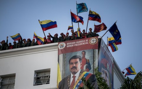 Civiles adeptos al oficialismo participan en un acto de juramentación de milicias bolivarianas, en Caracas (Venezuela).