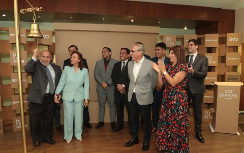 Durante el tradicional toque de campana, Carlos Cueva González y su esposa, Galicia Mejía de Cueva.
