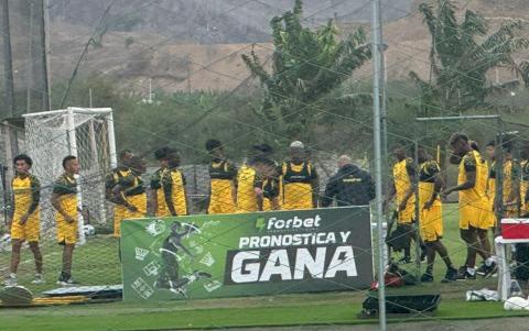 Octavio Rivero regresa a los entrenamientos en Manta, tras las especulaciones sobre su futuro.