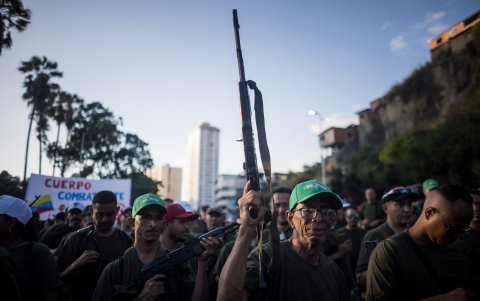 Civiles adeptos al oficialismo participan en un acto de juramentación de milicias bolivarianas este martes, en Caracas (Venezuela).