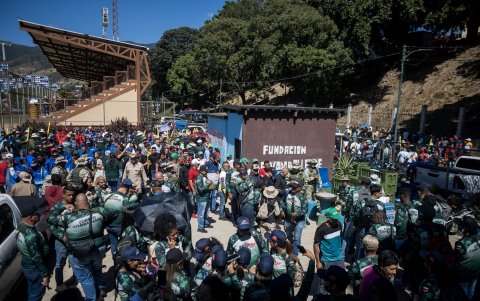 Civiles adeptos al oficialismo participan en un acto de juramentación de milicias bolivarianas este martes, en Caracas (Venezuela).