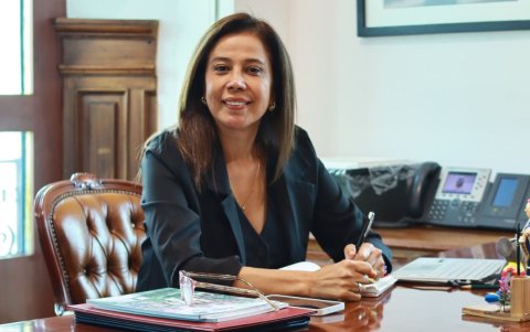 Cynthia Gellibert se desempeñaba hasta hace menos de una semana como secretaria de la Administración Pública.
