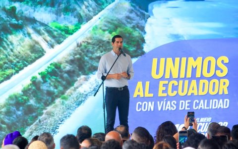 El ministro Roberto Luque acompañó al presidente Noboa.