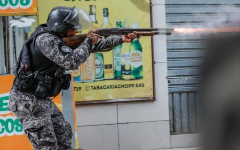 Un miembro de la Policía Militar dispara durante un operativo este miércoles, en Río de Janeiro (Brasil).