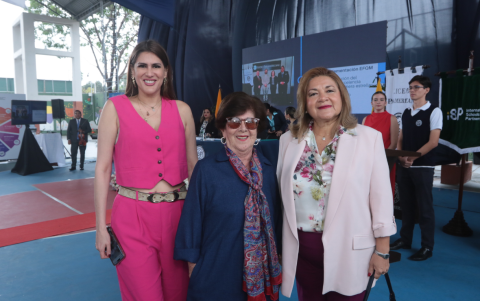 Cristina Reyes, Clemencia Botero y Anabelle de Lizarzaburu.