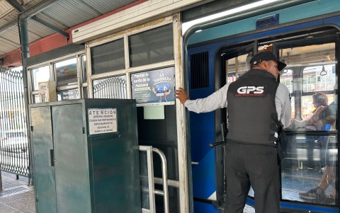 Un letrero que advierte robo de celulares en una para de metrovía
