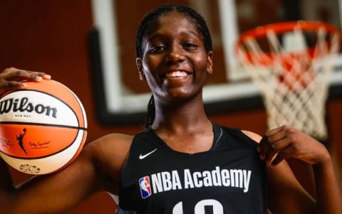 Nahomi Nazareno mide 1.88 y vive en el Coca.