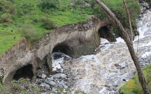 Río. Parte de los escombros llegaron al Machángara, en Cumbayá.