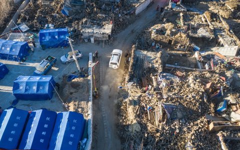 Una vista aérea muestra edificios derrumbados después de un terremoto y tiendas de campaña recién erigidas en el municipio de Cuoguo en Shigatse, región del Tíbet.