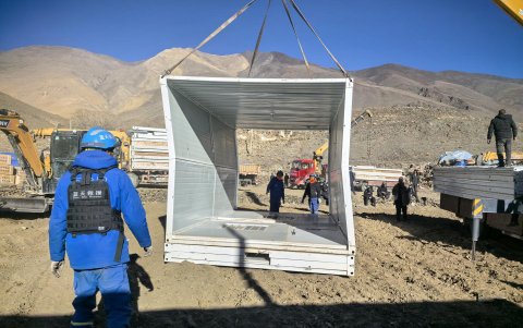 Miembros del equipo de BSR ensamblando refugios prefabricados en un área afectada por un terremoto, en la aldea de Gurong, condado de Dingri, Región Autónoma Xizang de China.