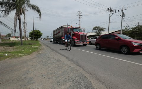 Vías. Los residentes de la vía a Salitre, en Daule, también esperan que el proyecto de regeneración llegue hasta este sector. Piden veredas y zonas donde poder circular en bicicleta.