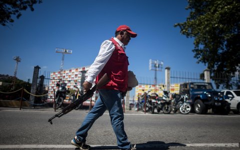 Un civil adepto al oficialismo participa en un acto de juramentación de milicias bolivarianas este martes, en Caracas (Venezuela).