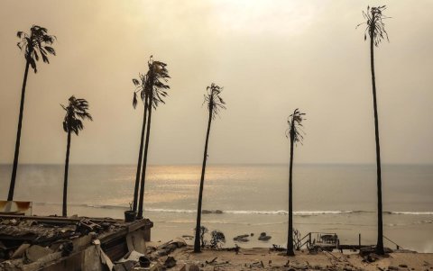 Los restos de casas destruidas por el incendio forestal de Palisades en una playa de Malibú, California, Estados Unidos, este miércoles 8 de enero.