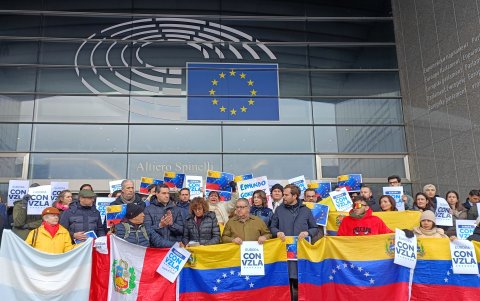 La delegación del conservador Partido Popular en el Parlamento Europeo se concentró frente a la sede de la Eurocámara para reclamar que Edmundo González pueda asumir la Presidencia de Venezuela.