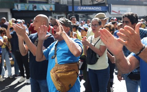 Simpatizantes del líder opositor venezolano Edmundo González Urrutia animan en una concentración.