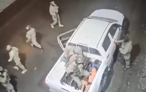 Captura de video de cámara de seguridad que registró la detención de menores.