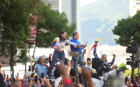 Machado se presentó en la calle para reclamar, una vez más, la victoria opositora en las elecciones