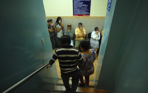 Los médicos recomiendan no ingerir alimentos en la calle para evitar enfermedades gástricas; quienes padecen de alguna enfermedad respiratoria deben usar mascarillas, para evitar contagiar a otros.