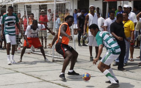 Felipe Caicedo cuando fue a jugar en la Penitenciaria del Litoral.