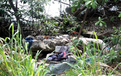 Estero. En diferentes tramos del manglar hay covachas, muebles, cartones, entre otros elementos.