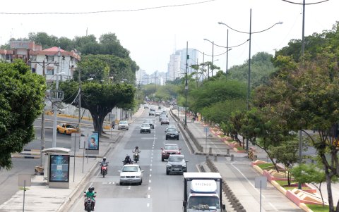 Espacio. A lo largo de la avenida se observan diferentes negocios y sitios turísticos como un parque acuático o malecón lineal.