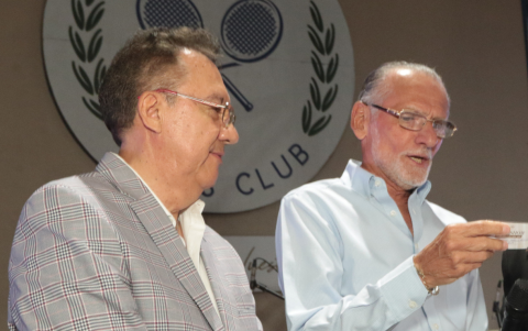 Patricio Galarza y Cristóforo Roditti dan los nombres de los ganadores de los sorteos.