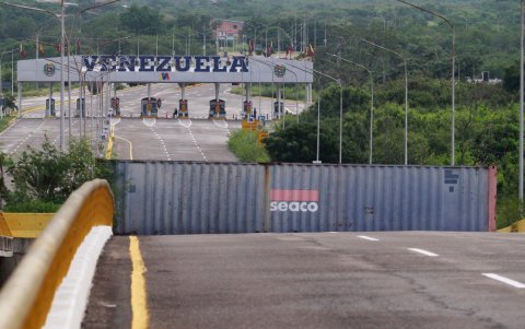 Fotografía de un contenedor este viernes, en el puente Internacional Atanasio Girardot, que une a Cúcuta (Colombia) con el estado de Táchira (Venezuela).