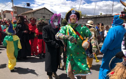 Durante el recorrido de los disfrazados se realizan diversas parodias.