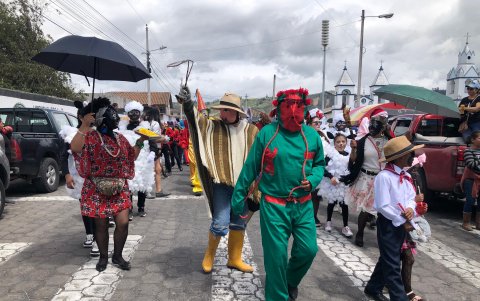 Los jóvenes que participan en las fiestas elaboran sus caretas con dos meses de antelación.