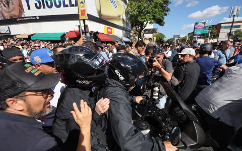 La líder antichavista María Corina Machado (c-i, casco negro) se retira de una manifestación este jueves, en Caracas (Venezuela).