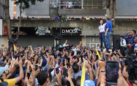 La líder antichavista María Corina Machado (i) saluda al exdiputado venezolano Juan Pablo Guanipa este jueves, en una manifestación en Caracas (Venezuela).