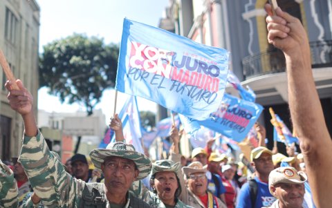 Integrantes de las milicias bolivarianas animan durante la transmisión de la investidura de Nicolás Maduro