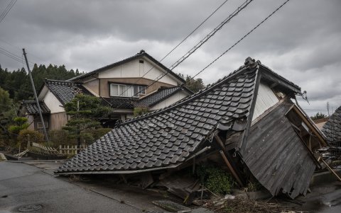 una vista general de una casa derrumbada en Wajima, prefectura de Ishikawa, tras el gran terremoto del día de Año Nuevo de 2024..