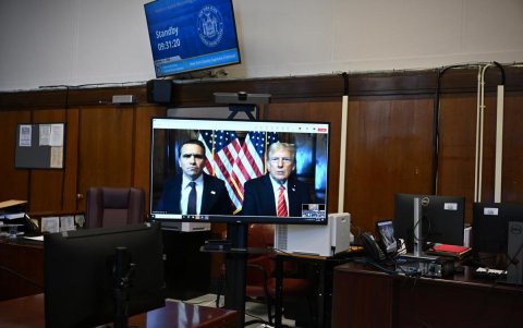 El ex presidente estadounidense y presidente electo Donald Trump (R) y su abogado Todd Blanche aparecen en una pantalla de forma remota para una audiencia de sentencia en Trump's.