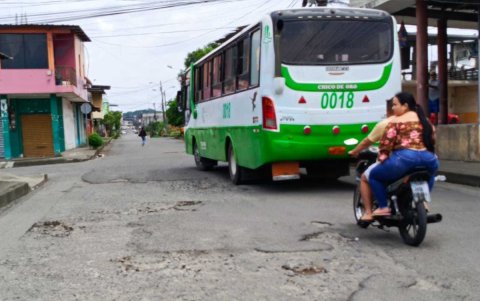 Deterioro. La calle Eloy Alfaro tiene huecos profundos y constantes.