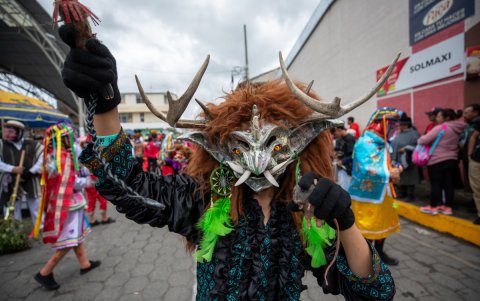 Una persona con disfraz participa en la tradicional 'Diablada de Pillaro'