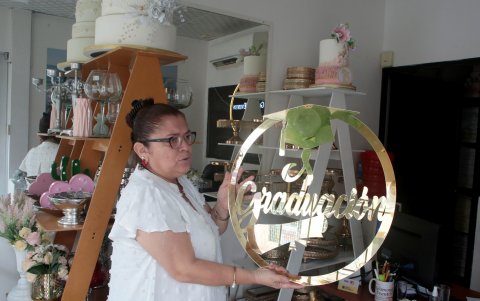 Decoración. Uno de los locales que están en la Alborada y ofrecen el servicio de decoración, mesas, silla y la comida.