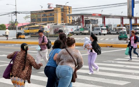 Hay quienes prefieren caminar para no usar la Metrovía ni los buses, por el mal servicio que dan. La falta de sombra y señalética, sin embargo, los pone en riesgo.