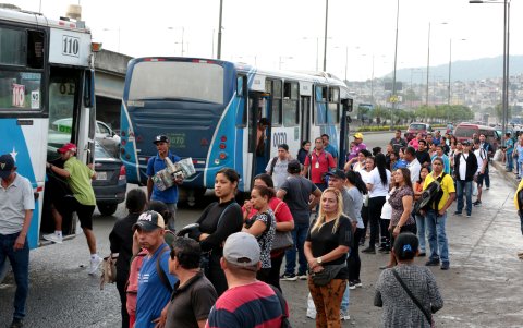 Esta es la escena común en la urbe: largas filas de personas a la espera de que buses de transporte público urbano o de la Metrovía pasen con asientos suficientes. Lamentan la falta de unidades.