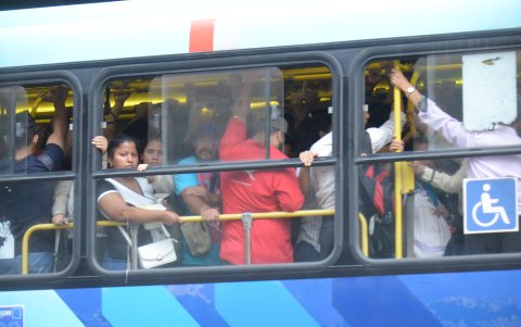 Así circulan las unidades de la Metrovía a diario. Los guayaquileños exigen cambiar la flota. Está desbaratada, denuncian.