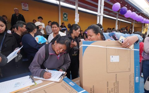 El gobierno de Daniel Noboa entrega cocinas de inducción que fueron compradas en 2014 y estaban en una bodega.
