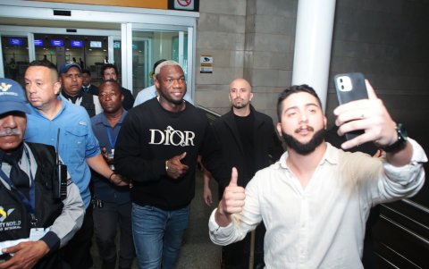 André Camino (d), hincha y socio barcelonista, logró tomarse una selfie con su ídolo Felipe Caicedo.