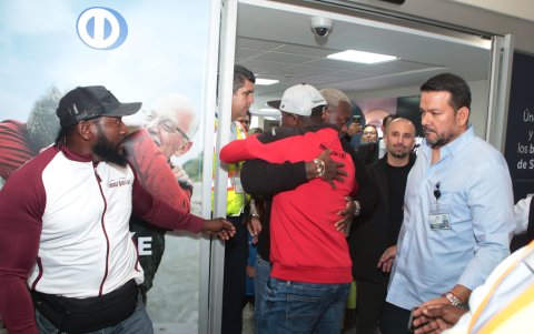 El emotivo reencuentro entre el delantero y sus familiares fue interrumpido por los hinchas y medios presentes en la terminal aérea.